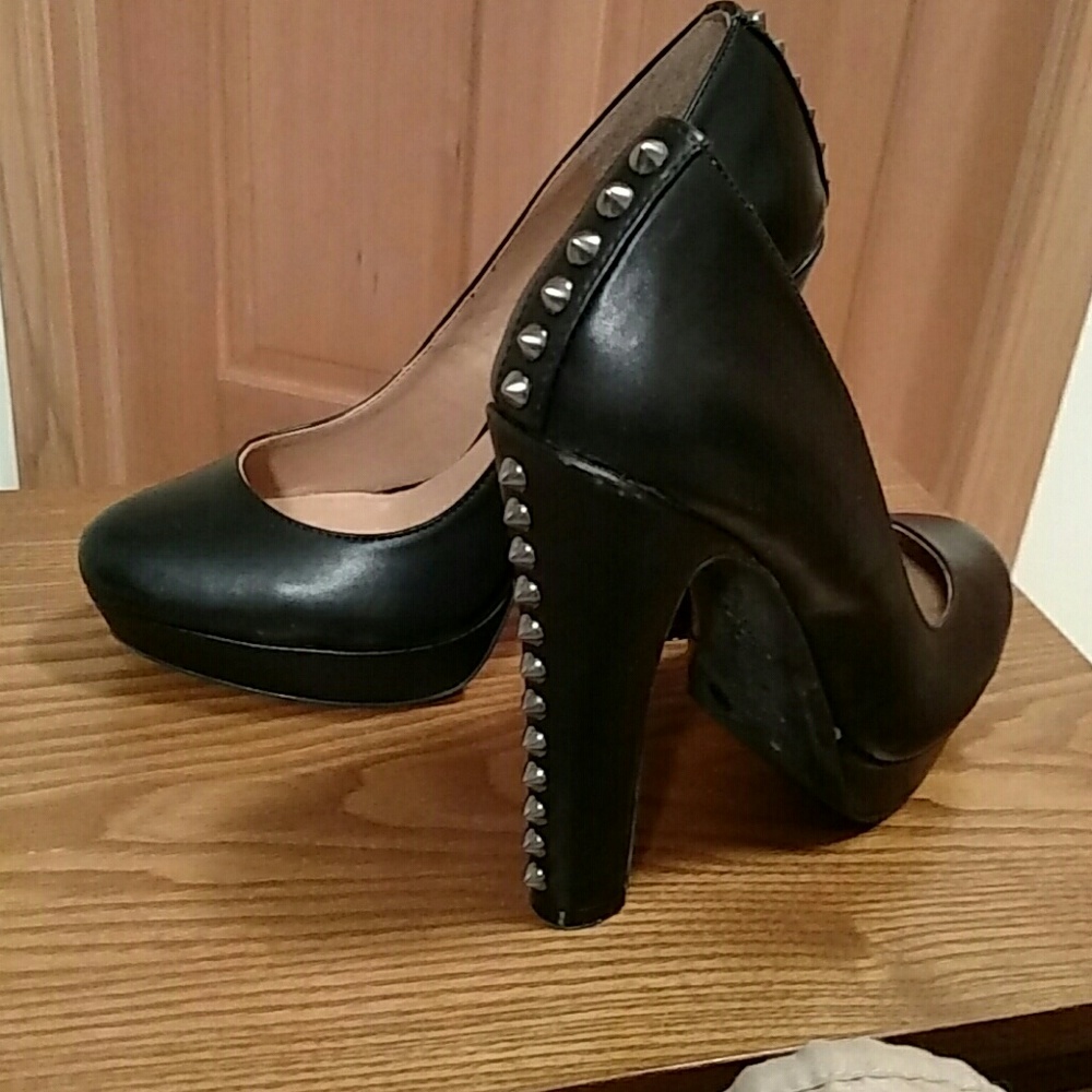 Cosmopolitan Pumps sz 9, with stud detailing